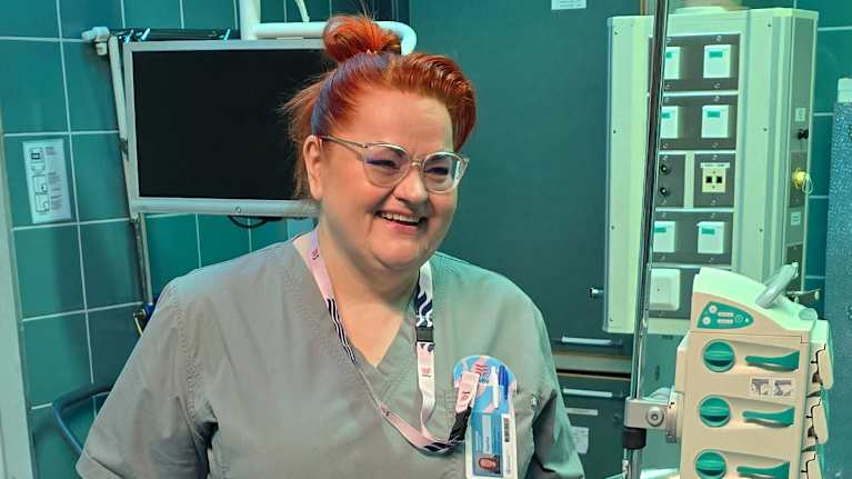 Millariikka Rytkönen Syke-elokuvan leikkaussalilavasteissa.