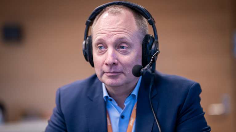 Postin toimitusjohtaja Antti Jääskeläinen kuulokkeet päässään.