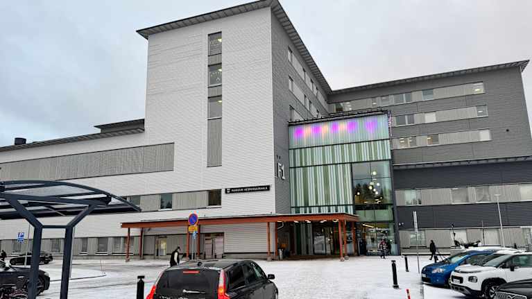 Keskussairaalan sisäänkäynti Kajaanissa. 