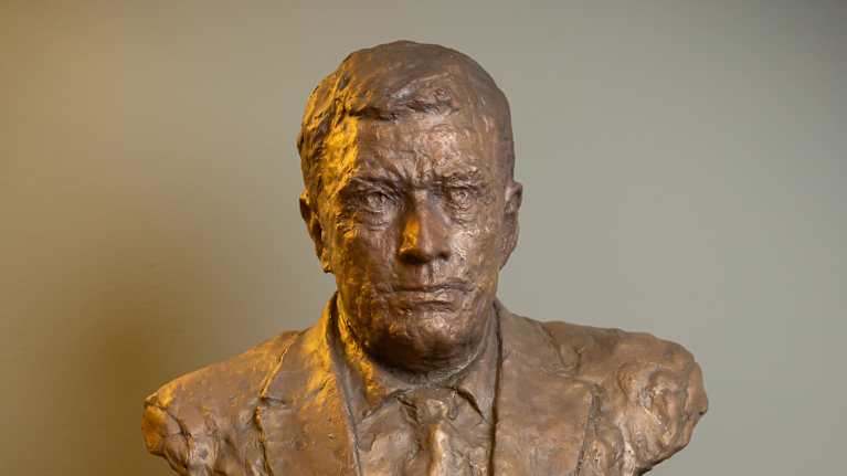 Kuvassa pronssinen rintakuva presidentti Sauli Niinistöstä.