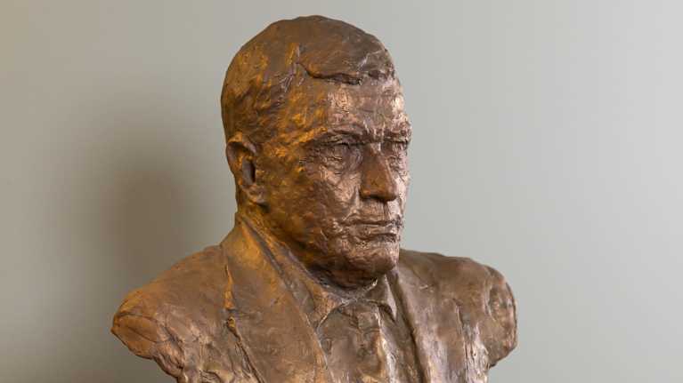 Kuvassa pronssinen rintakuva presidentti Sauli Niinistöstä.