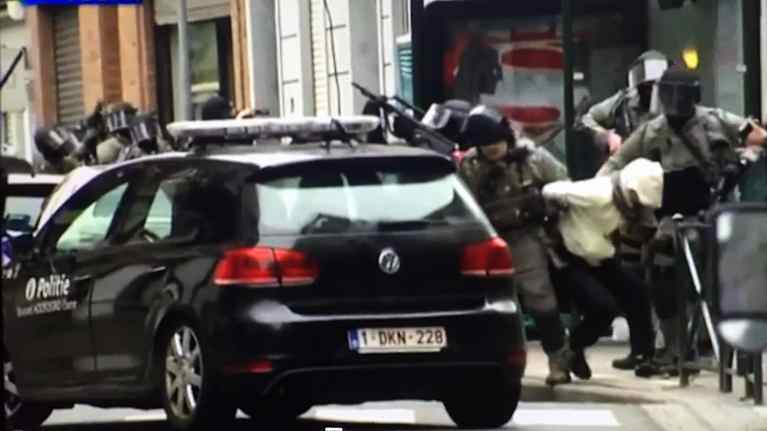 Salah Abdeslam pidätetään Molenbeekissa Brysselissä.