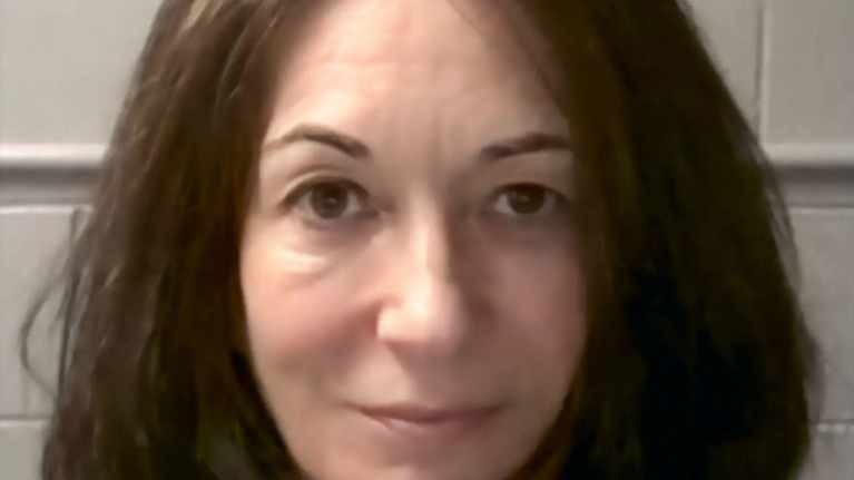 Ghislaine Maxwellin pidätyskuva.