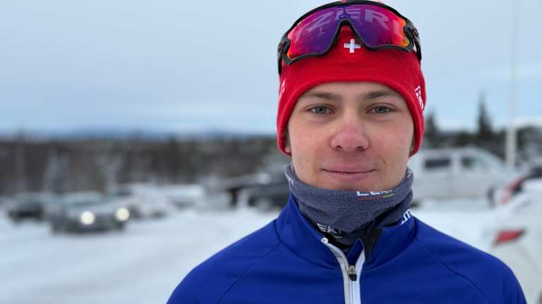 Hiihtäjä katsoo hiihtolasit otsalla kameraan.