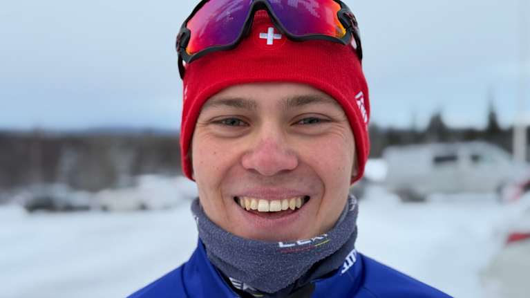 Hiihtäjä katsoo hiihtolasit otsalla kameraan.