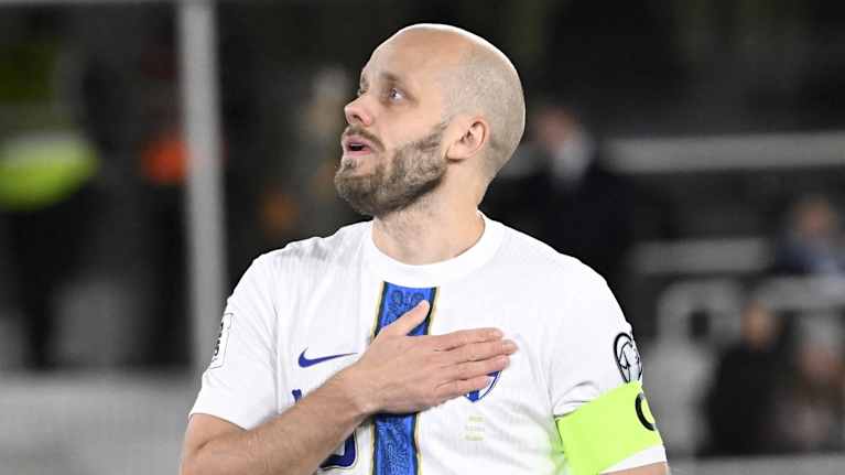 Teemu Pukki viimeisessä maaottelussaan Olympiastadionilla.