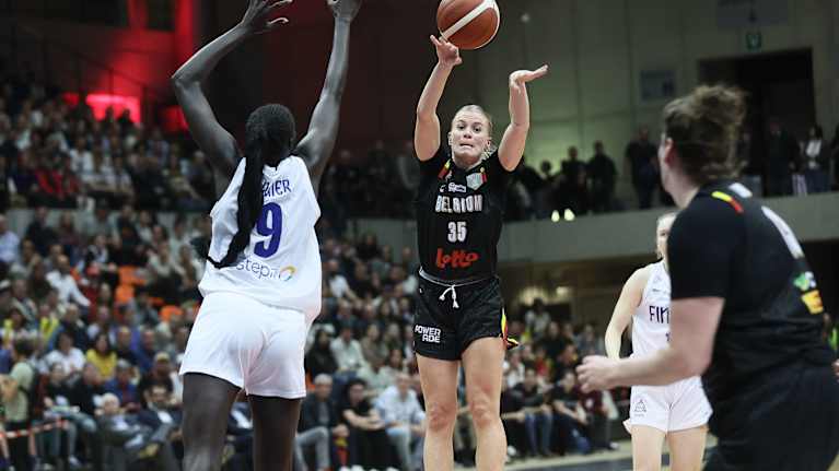 Julie Vanloo Awak Kuierin puolustamana torstaina Belgiassa.