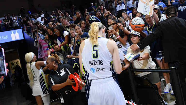 Paige Bueckers kirjoittamassa nimmareita.