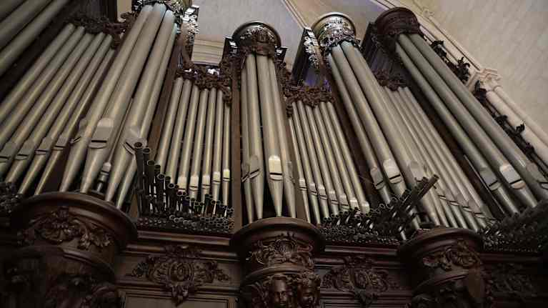 Urkupillit ja urkukaappi, johon on kaiverrettu ornamentteja.