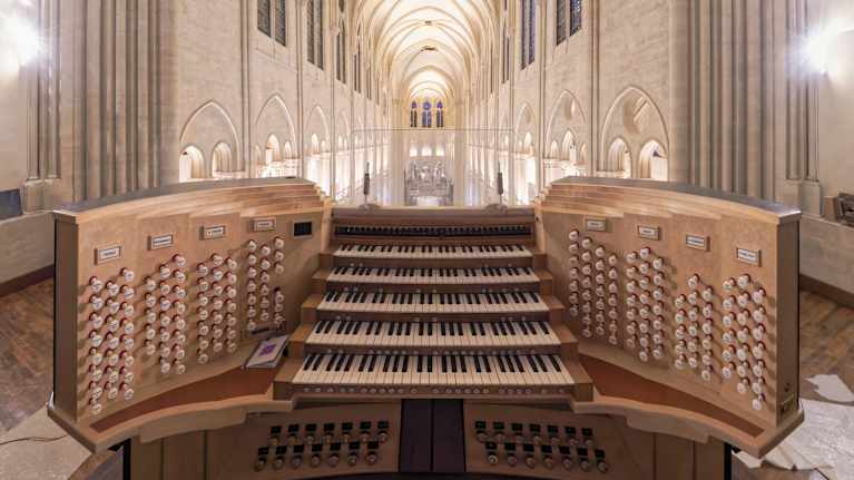 Notre-Damen katedraalin urut, kuvattuna urkuparvelta. Soittopöydässä, viisi riviä koskettimistoja eli sormioita,  jalkio, tappeja ja kytkimiä. 