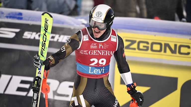 Eduard Hallberg juhlii maalissa.