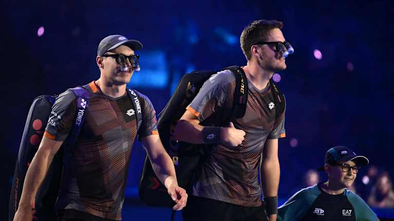 Henry Patten ja Harri Heliövaara astelemassa kentälle.