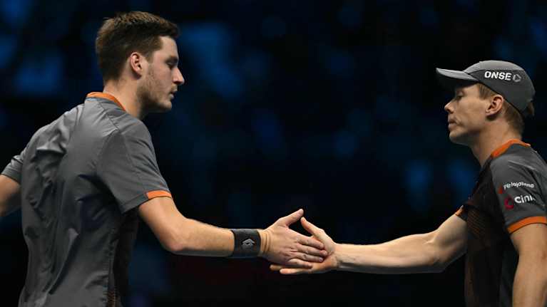 Henry Patten ja Harri Heliövaara lyömässä käsiään yhteen.