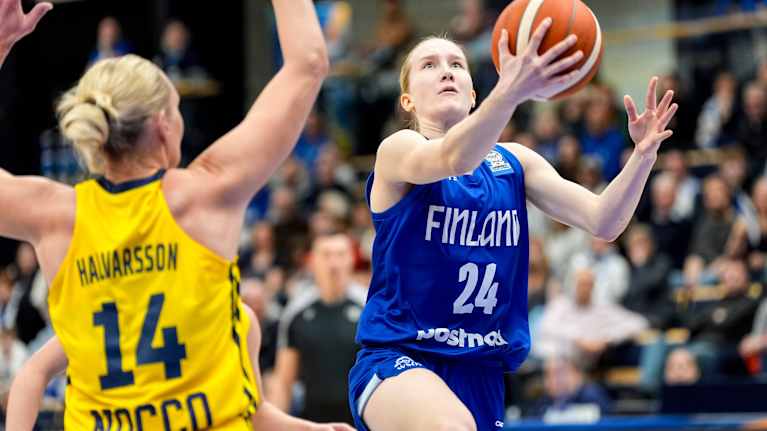 Jessi Nenonen Suomen naisten koripallomaajoukkueen paidassa Ruotsia vastaan.  