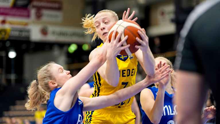 Klara Holm Suomen puristuksessa.