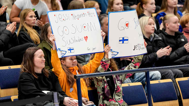 Jessi Nenosen fanikylttejä Vantaan areenassa.