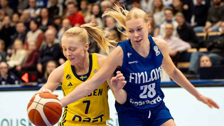 Lilli Onnela puolustaa Klara Holmia.