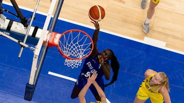 Awak Kuier korinteossa Ruotsia vastaan.