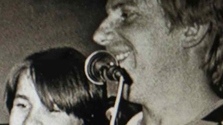 Mustavalkoisessa kuvassa nuori Esa Tarvainen ja Rexi eli Raimo Kero hymyilevät lavalla.