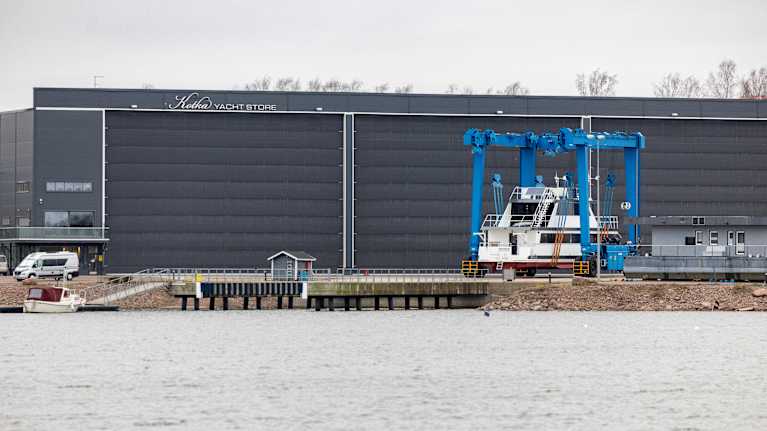 Matti Myllymäen asuntovene Kotka Yacht Storen ulkona nosturin kyydissä.