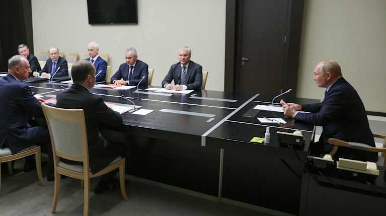 Putin istuu pöydän päässä, pöydän ympärillä istuu muita Venäjän hallinnon johtohahmoja.