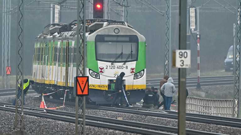 Henkilöjuna suistui raiteilta Puolassa. Pelastus- ja korjaustyöntekijät arvioivat tilannetta paikan päällä.
