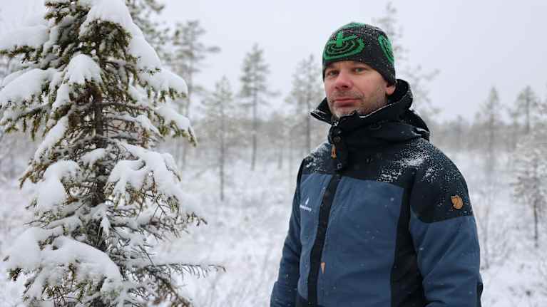 Juha Hänninen lumisella suolla.