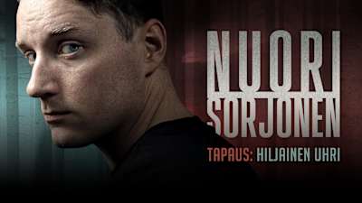 Elias Gouldin näyttelemä Kari Sorjonen katsoo vakavana kameraan. Tausta on tumma.