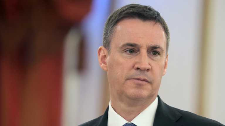 Dmitri Patrushev mustassa puvussa, valkoisessa kauluspaidassa ja sinisessä pilkullisessa kravatissa.