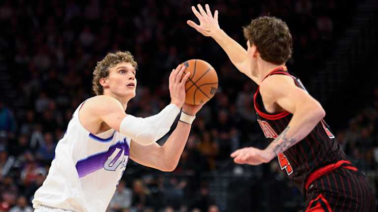 Lauri Markkanen heittämässä.