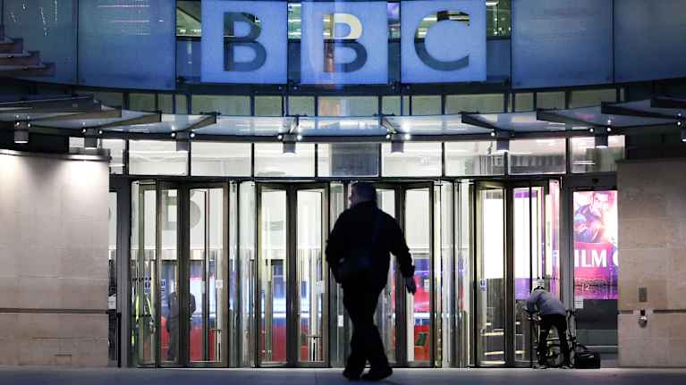 BBC:n rakennuksen sisäänkäynti Lontoossa, Iso-Britanniassa.