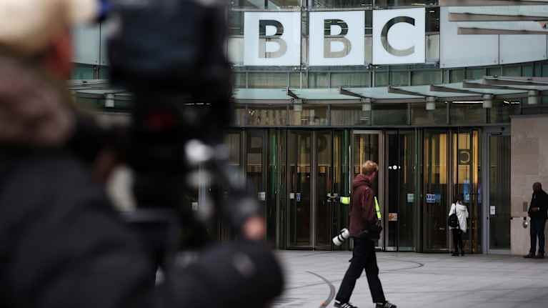 Mediaa BBC:n pääsisäänkäynnin edustalla Lontoossa, Isossa-Britanniassa.