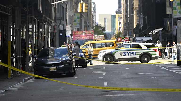 Poliisin eristämä alue Manhattanilla.