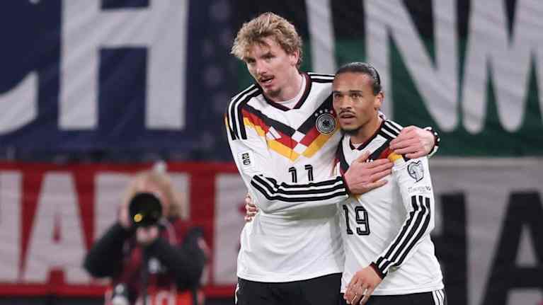 Leroy Sane (oik.) juhlii maalintekoa yhdessä Saksan kärkimies Nick Woltemaden kanssa 17.11.2025.   