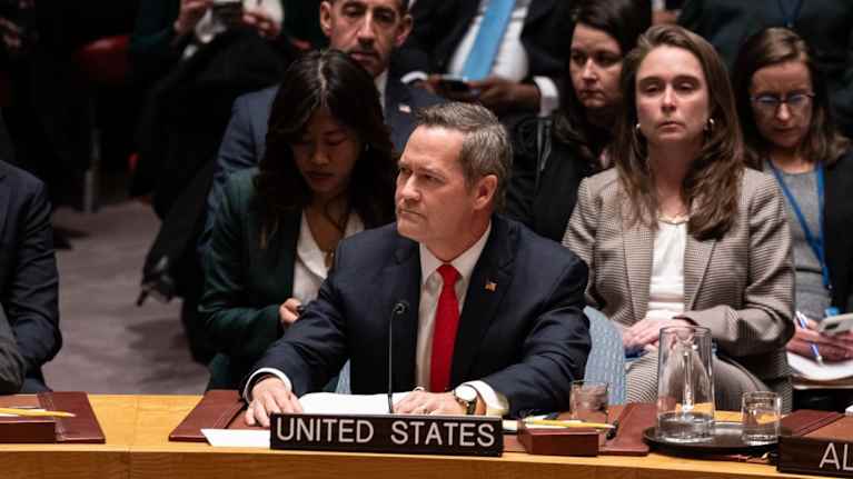 Yhdysvaltain YK-lähettiläs Michael Waltz istuu turvallisuusneuvoston pöydän ääressä, kädet nostettuna pöydälle.