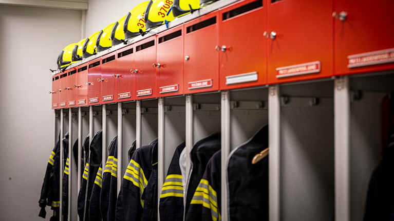 Palomiesten varusteita roikkuu kaapeissa.