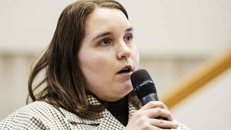 Riikka Lindroos-Järvitalo puhuu mikrofoniin.