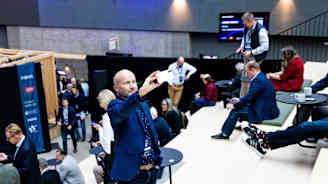 Henkilö ottaa selfietä auditoriossa.