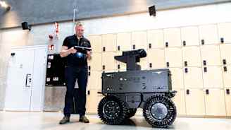 Henkilö ohjaa kauko-ohjattavaa kuljetusvälinettä. 