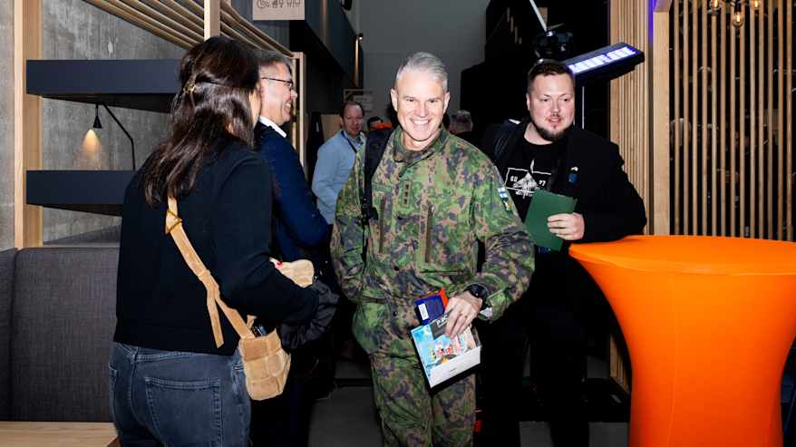 Pasi Välimäki, maavoimien komentaja kävelee kohti kameraa.