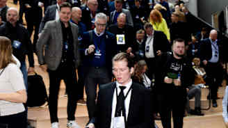 Ihmisiä poistumassa auditoriosta.