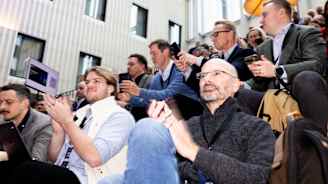 Ihmiset taputtavat auditoriossa.