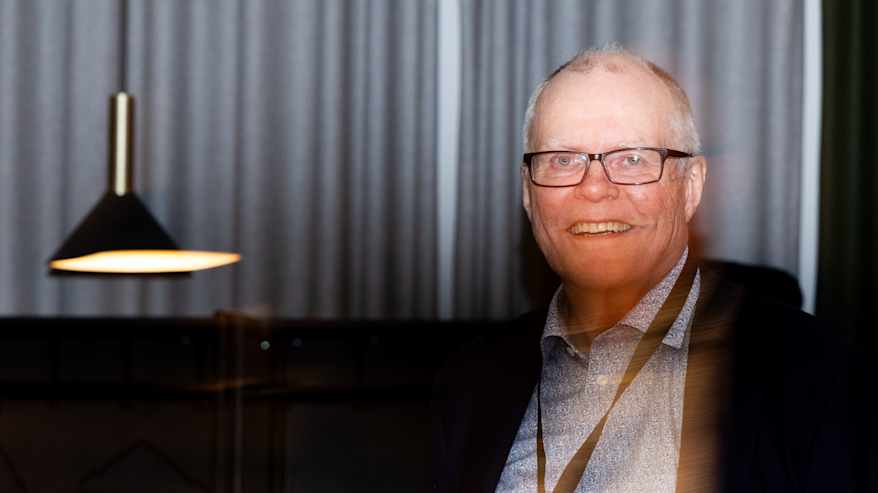 Sijoittaja Peter Brandt hymyilee kameralle.