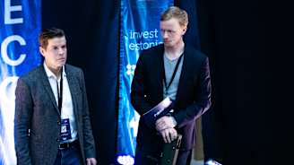 Kaksi ihmistä lavalla puhumassa.