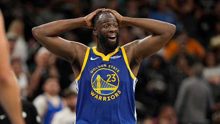 Draymond Green on usein saanut sakkoja liigan säännösten rikkomisesta, esimerkiksi tuomareiden haukkumisesta tai epäurheilijamaisesta käytöksestä. Hän on kärsinyt myös pelikieltoja viime vuosina esimerkiksi 2023 ja 2024, jolloin hänet hyllytettiin useiksi otteluiksi vastustajan lyömisestä tai kuristamisesta.