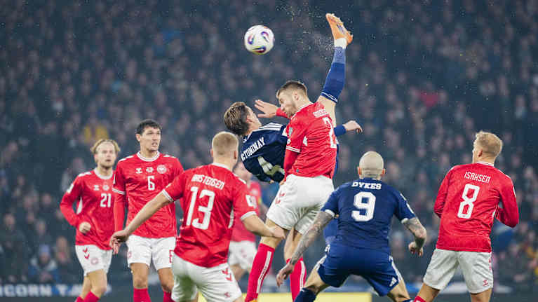 Skotlannin Scott McTominay teki MM-karsinnoissa häikäisevän saksipotkumaalin Tanskan verkkoon 18.11.2025.