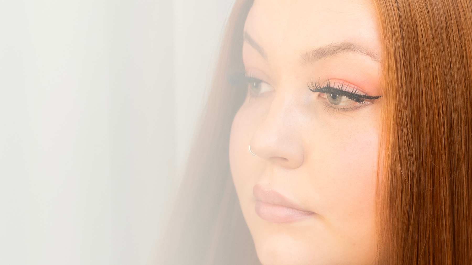 Jenna Sirkiä asettelee peruukin hiuksia.