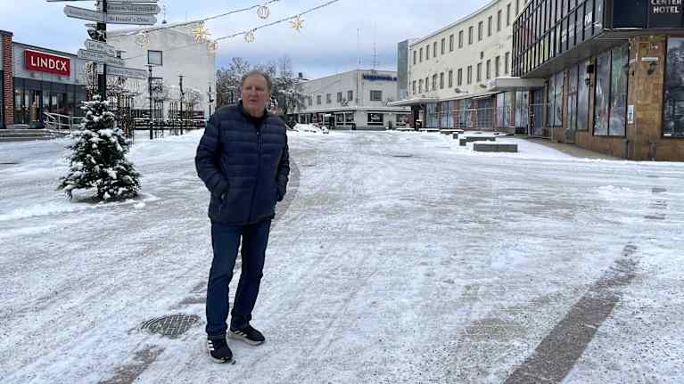 Pertti Lintunen seisoo Imatralla talvisella kävelykadulla, lunta maassa ja jouluvalot loistavat taustalla.