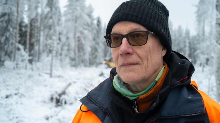 Koneyrittäjä Markku Holapan lähikuva lumisessa maisemassa. Henkilökuva.