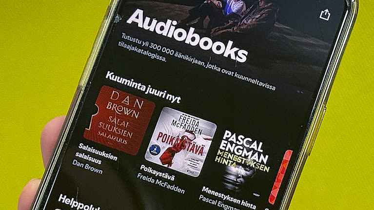 Kuva puhelimen näytöstä, jossa on auki Spotify-sovelluksen äänikirjahaku.